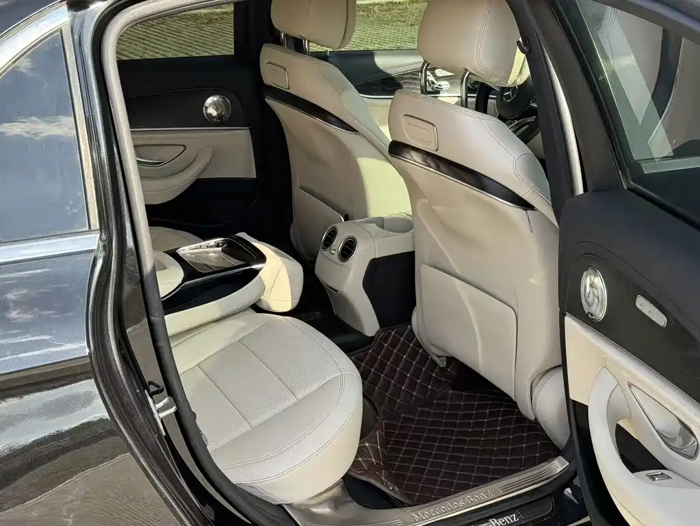 Mercedes-Benz E-Class — миниатюра 13