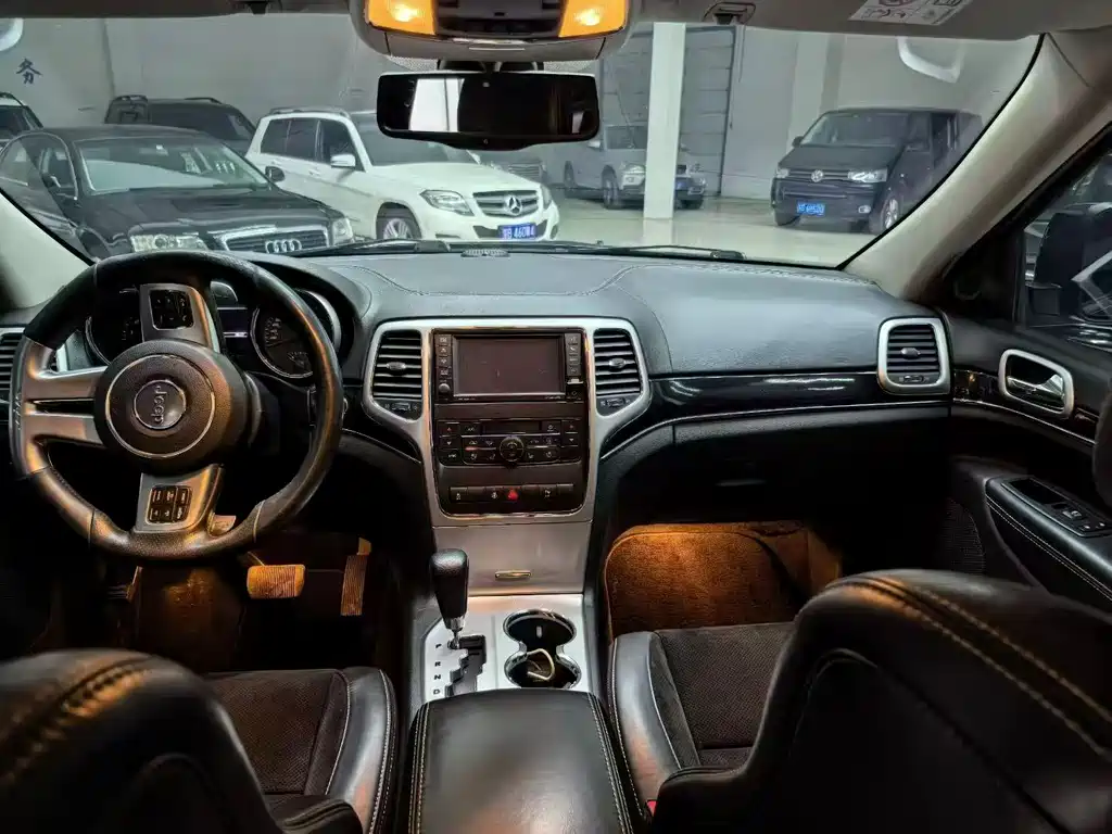 Jeep Grand Cherokee SRT — миниатюра 5