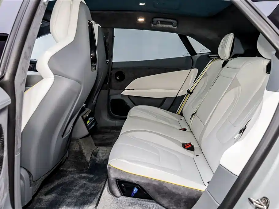 LOTUS SPORTS CAR EMEYA FLOWERS