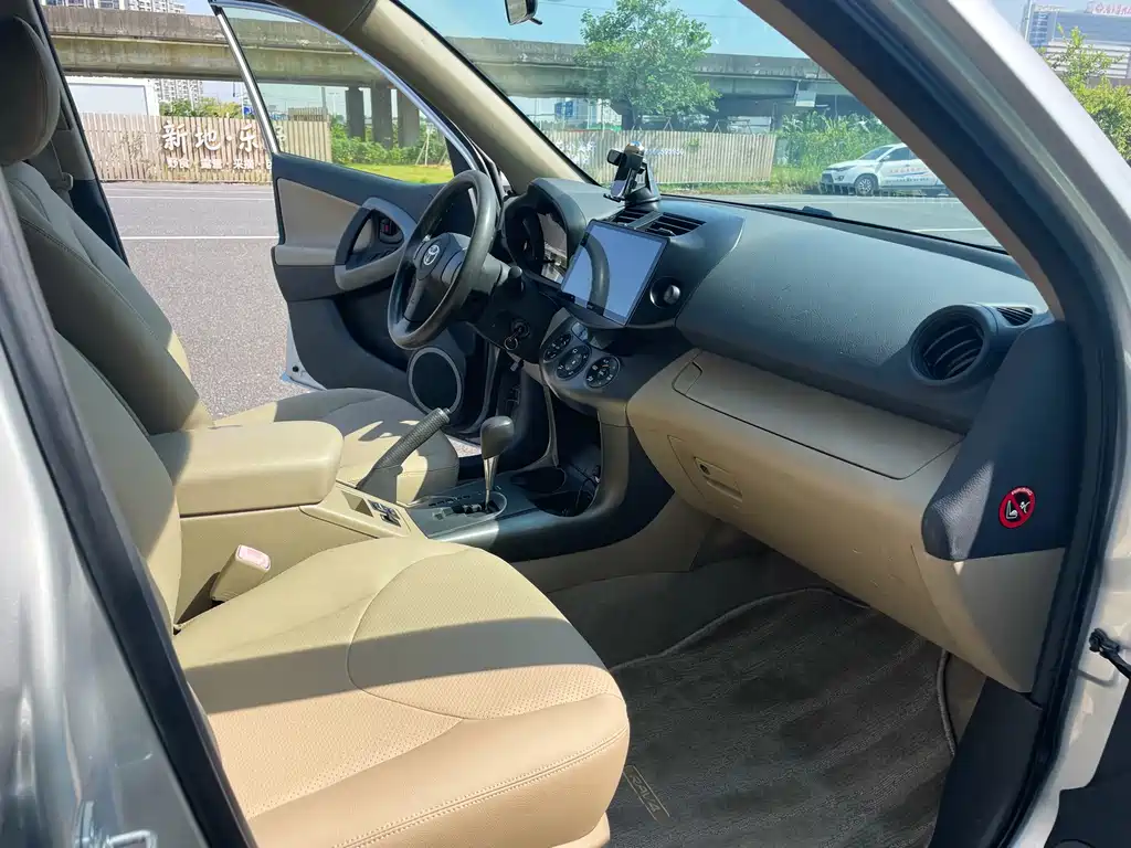 Toyota RAV4 — миниатюра 24