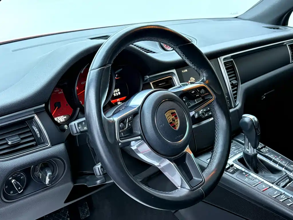 PORSCHE MACAN