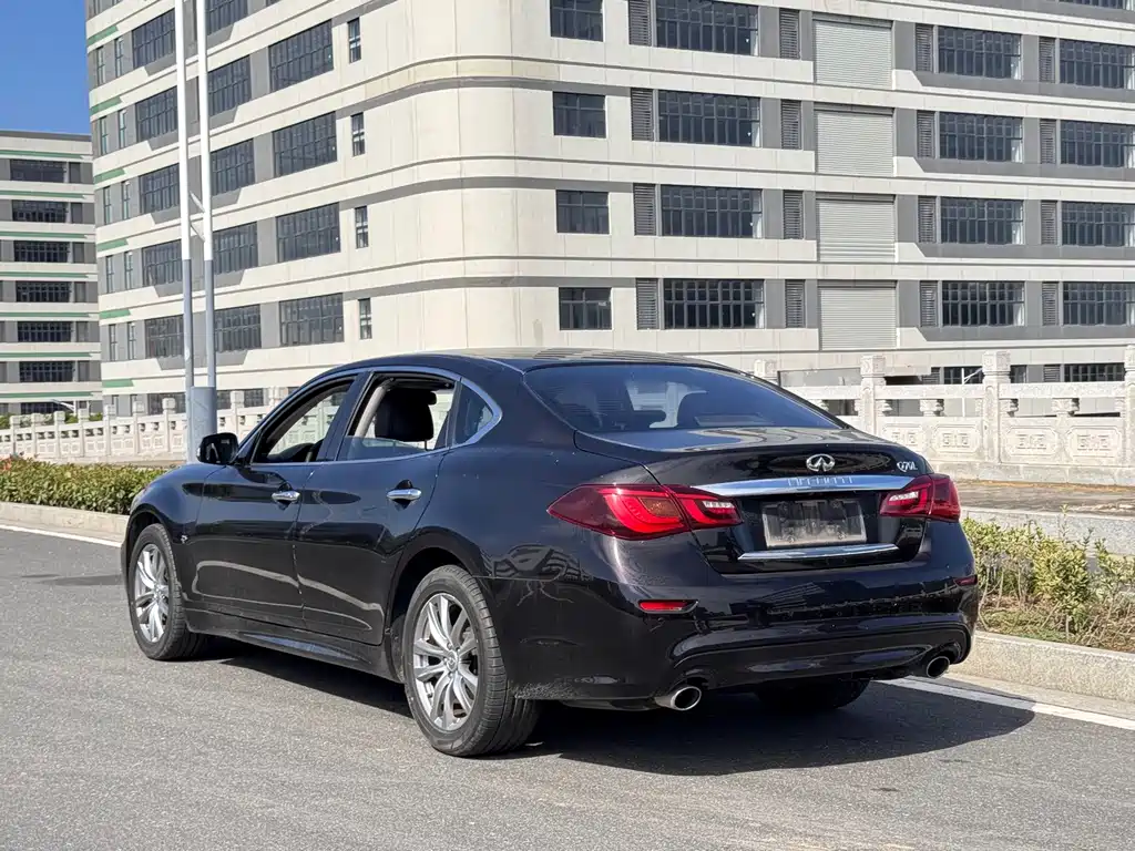Infiniti Q70 — миниатюра 6