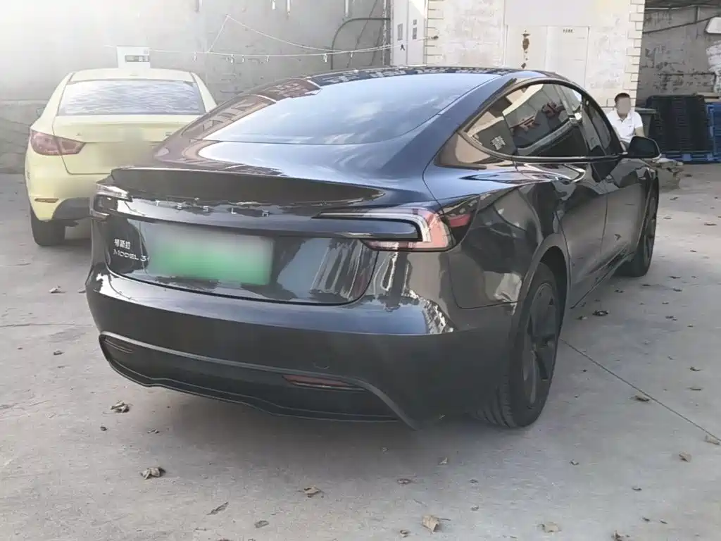 Tesla Model 3 — миниатюра 7