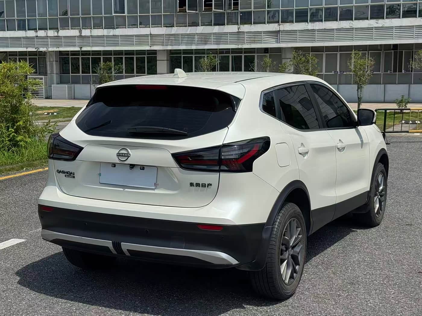 Nissan Qashqai 2.0 л 2025 г. Белый, пробег 48000 км