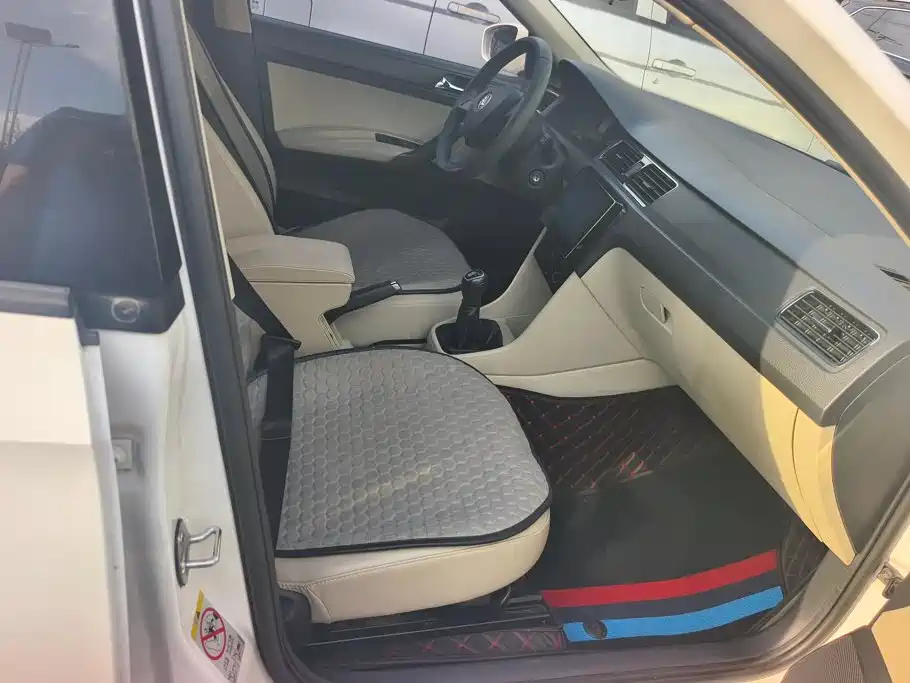 Skoda Rapid — миниатюра 8