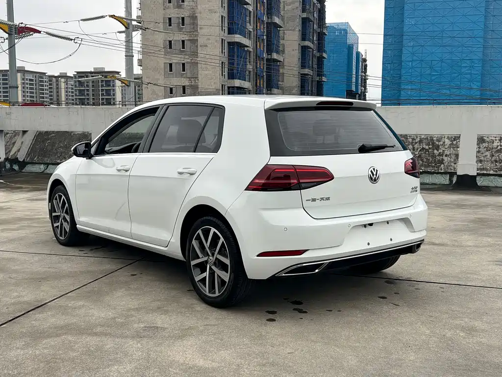 VOLKSWAGEN GOLF