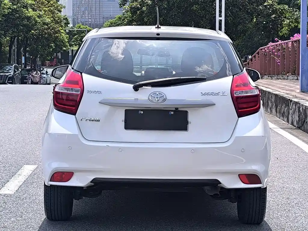 Toyota Yaris L - фото 6