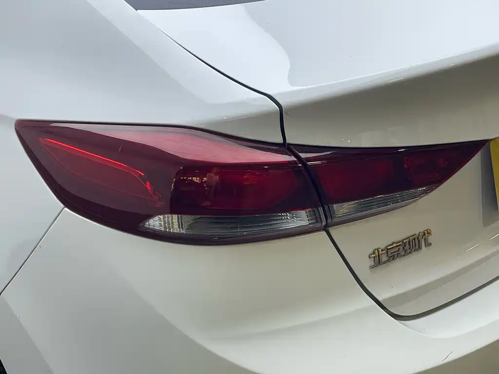 Hyundai Elantra — миниатюра 12