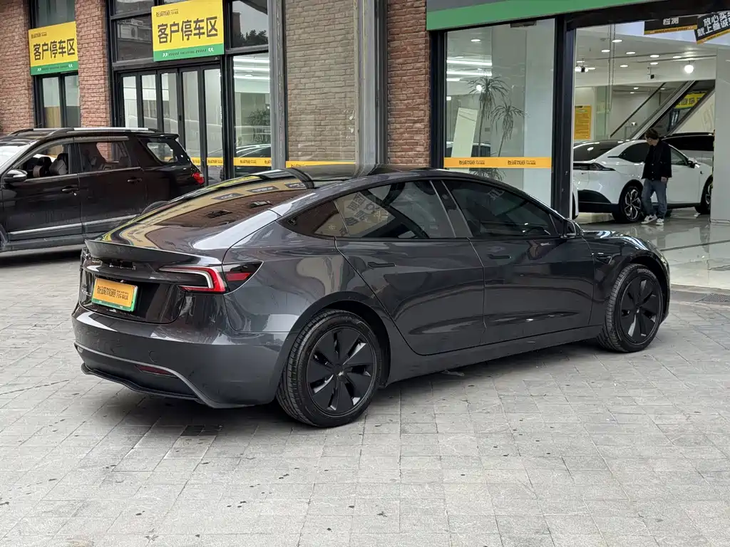 Tesla Model 3 — миниатюра 7