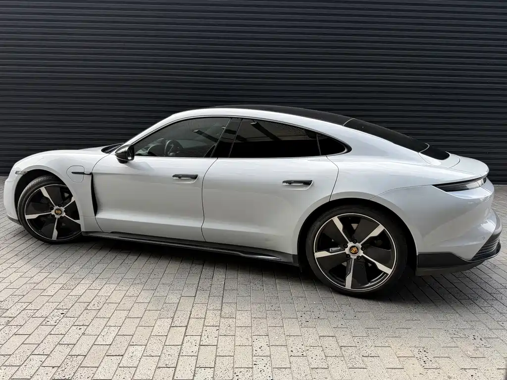 Porsche Taycan — миниатюра 6