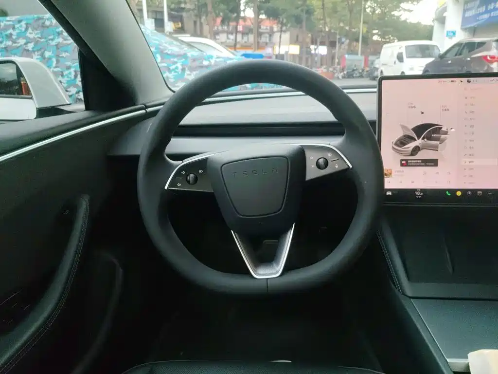 Tesla Model 3 — миниатюра 6