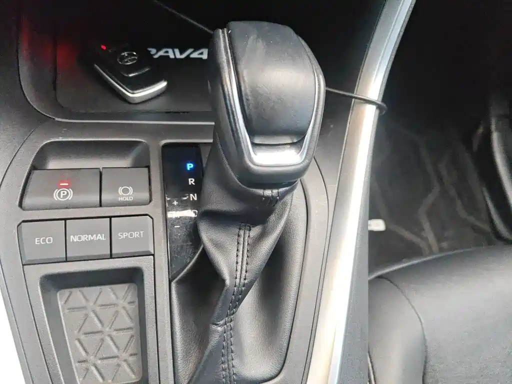 Toyota RAV4 — миниатюра 10
