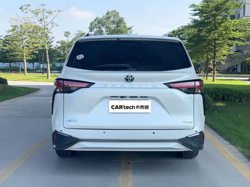 Toyota Granvia — миниатюра 3