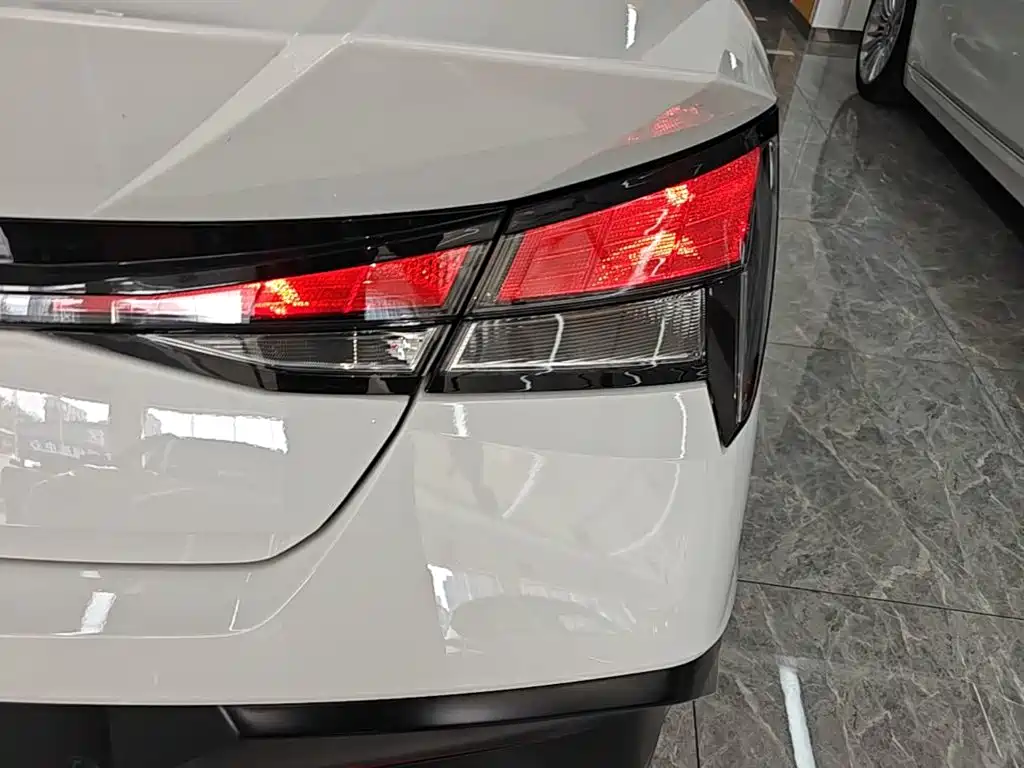 Hyundai Elantra — миниатюра 8