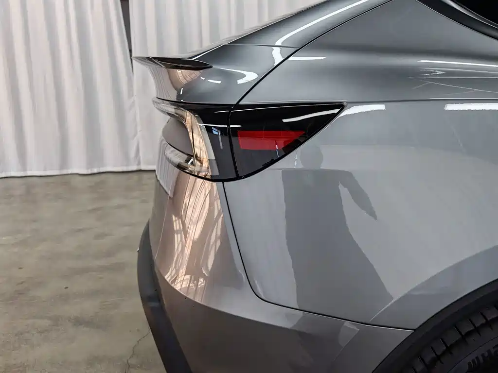 Tesla Model Y — миниатюра 15