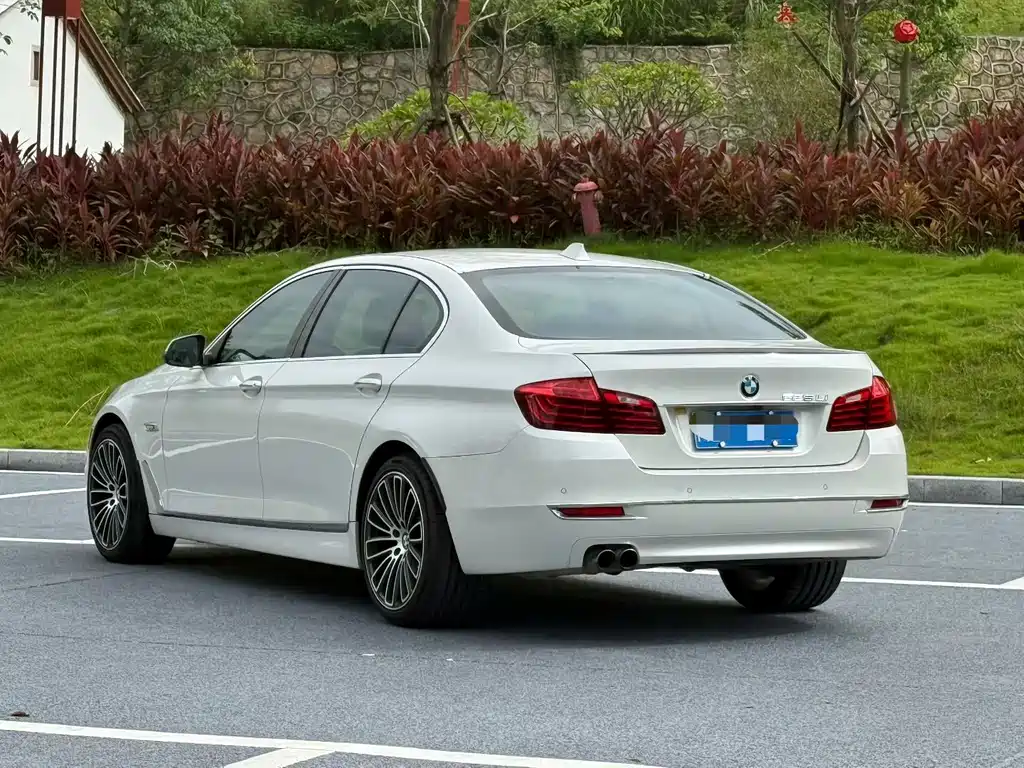 BMW 5 Series — миниатюра 7