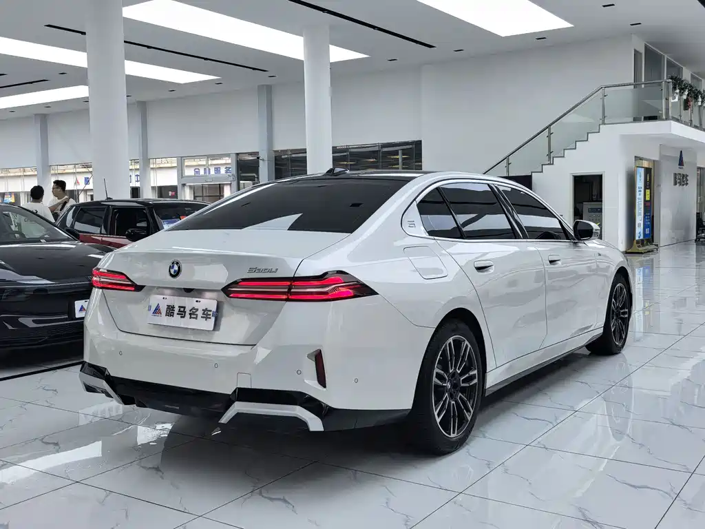 BMW 5 Series — миниатюра 15
