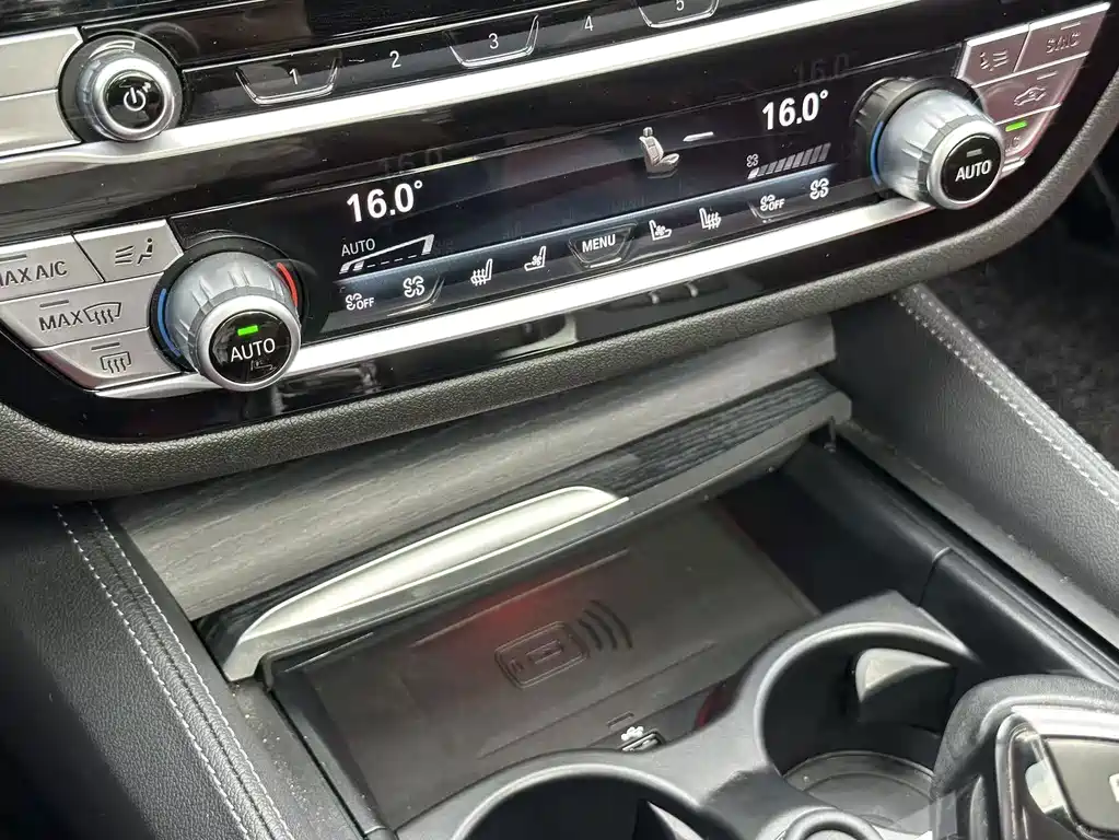 BMW 5 Series — миниатюра 19