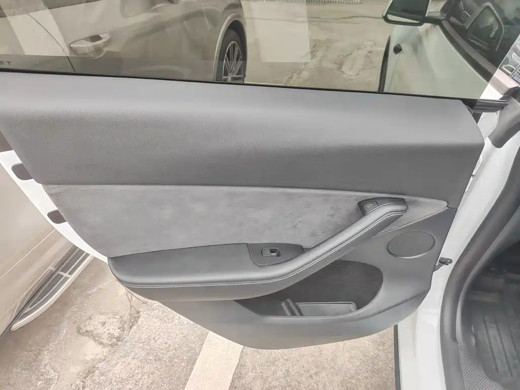 Tesla Model Y — миниатюра 21