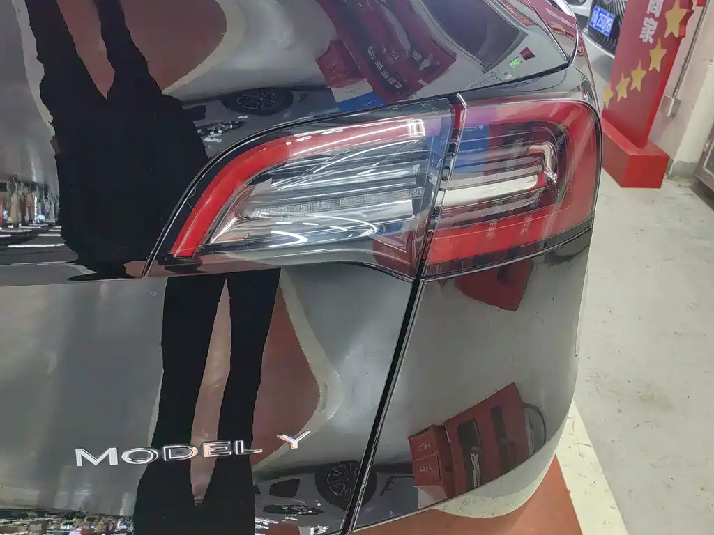 Tesla Model Y — миниатюра 10