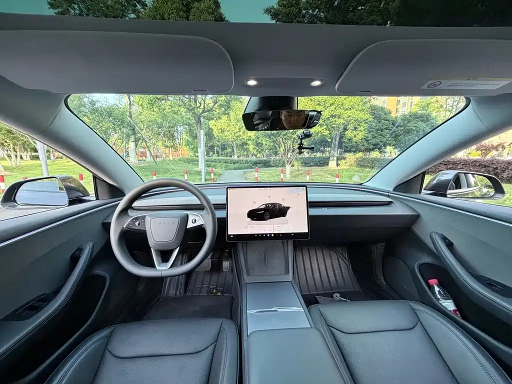 Tesla Model 3 — миниатюра 7