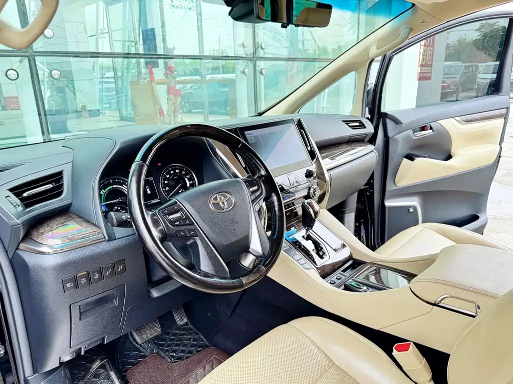Toyota Alphard — миниатюра 10