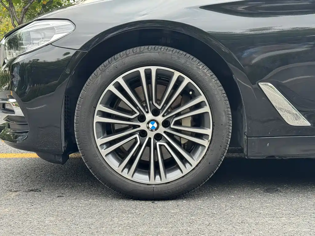 BMW 5 Series — миниатюра 9