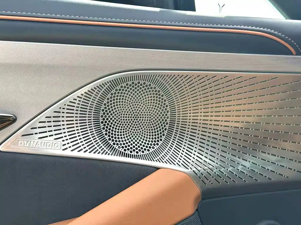 VOYAH LANTU CHASING LIGHT