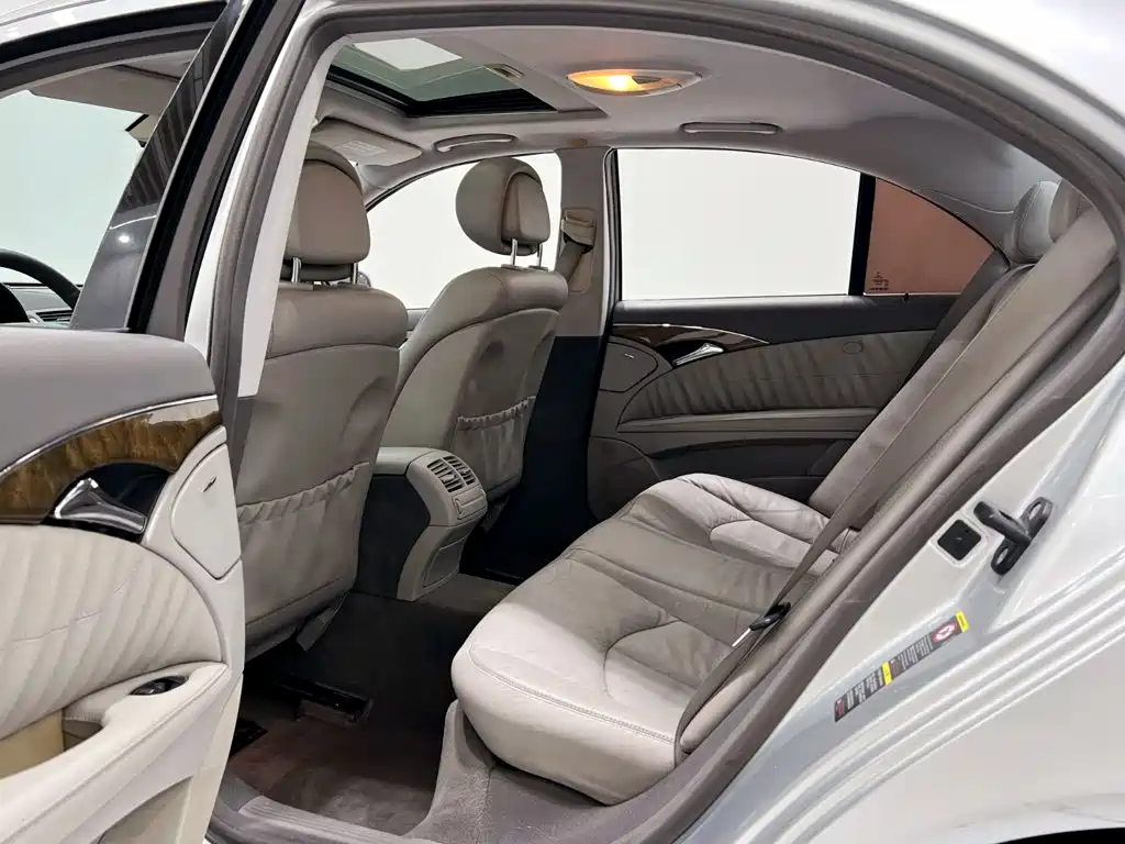 Mercedes-Benz E-Class — миниатюра 11