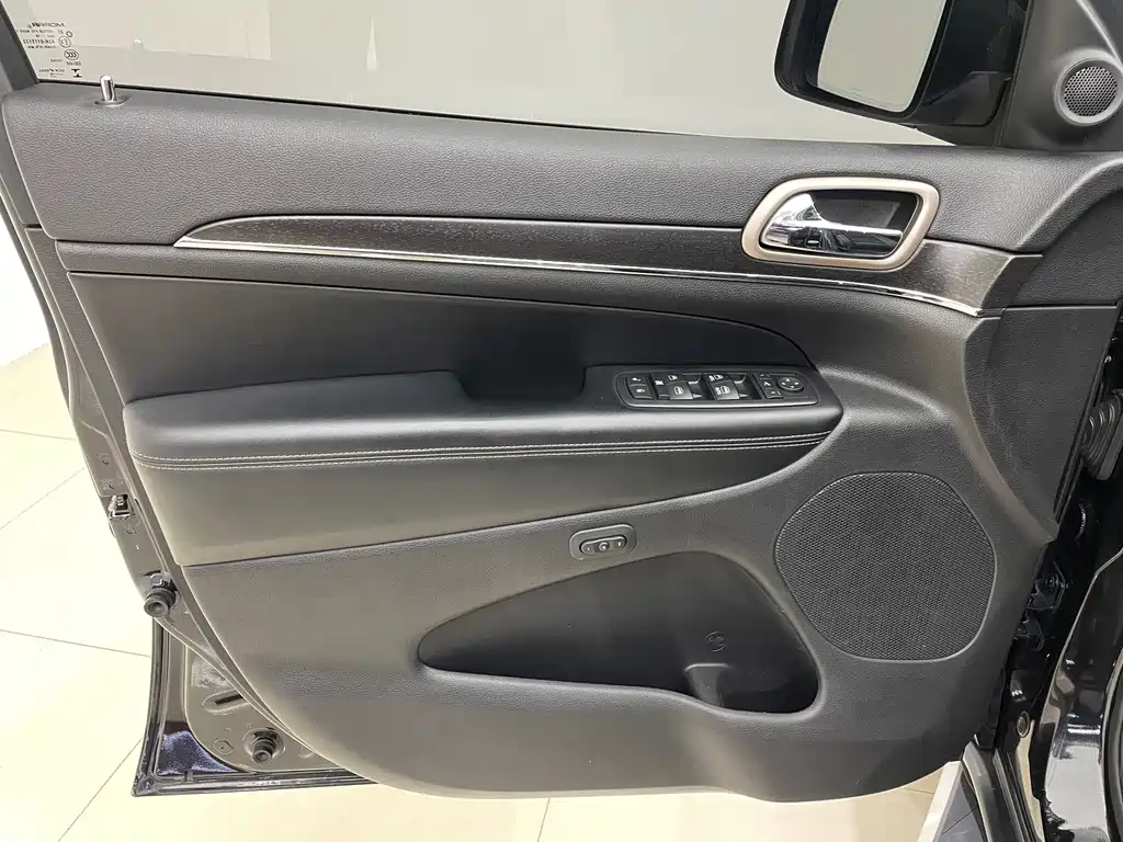 Jeep Grand Cherokee (Import) — миниатюра 11
