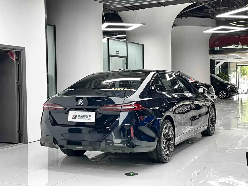 BMW 5 Series — миниатюра 11