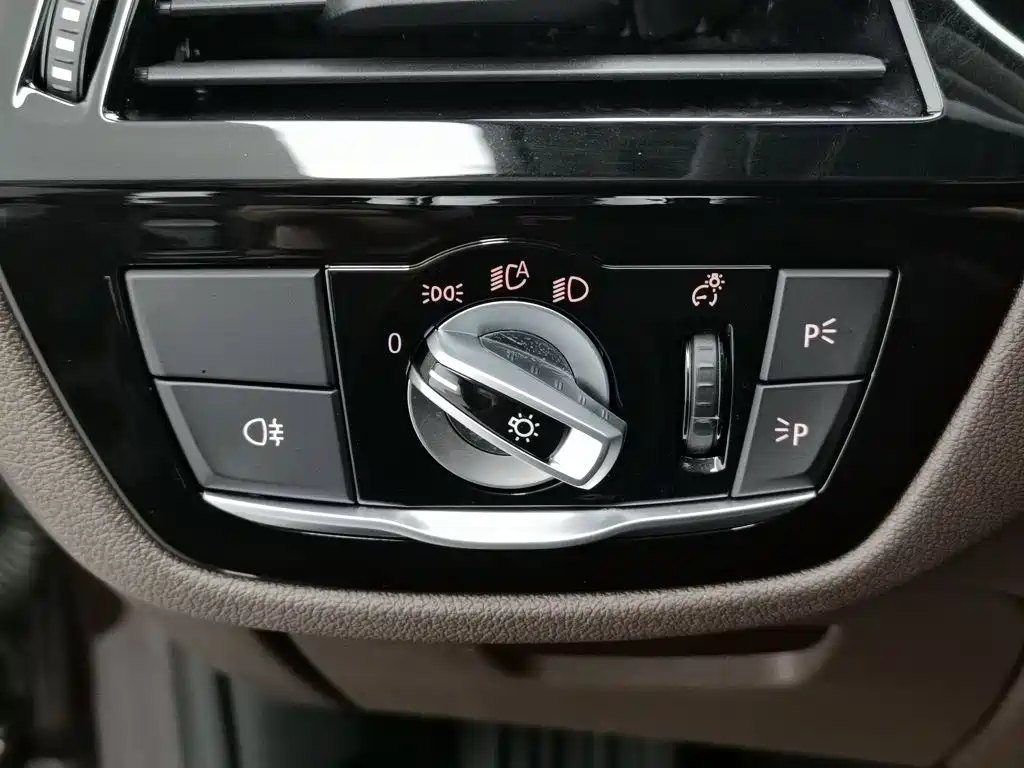 BMW 5 Series New Energy — миниатюра 21