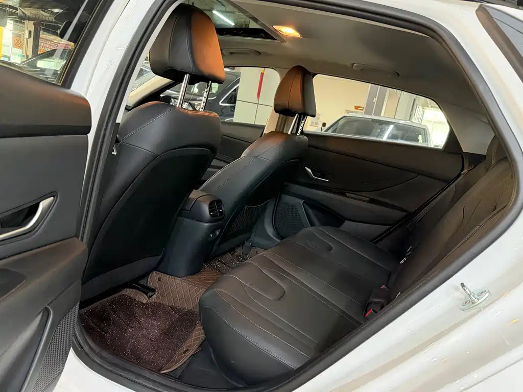 Hyundai Elantra — миниатюра 6