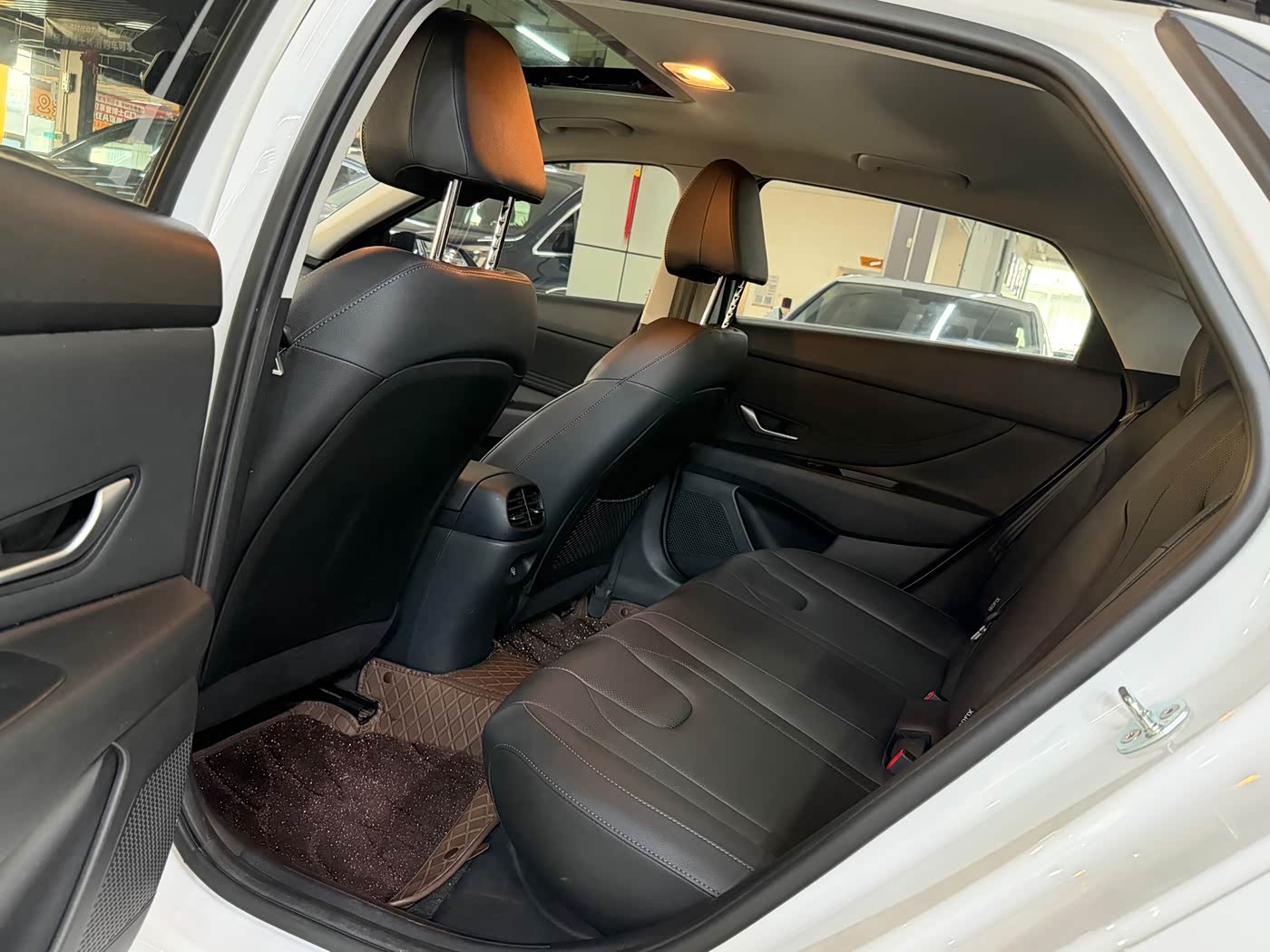 Hyundai Elantra 1.5 л 2023 г. Белый, пробег 20000 км