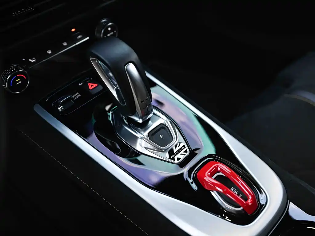 Lotus Emira — миниатюра 12