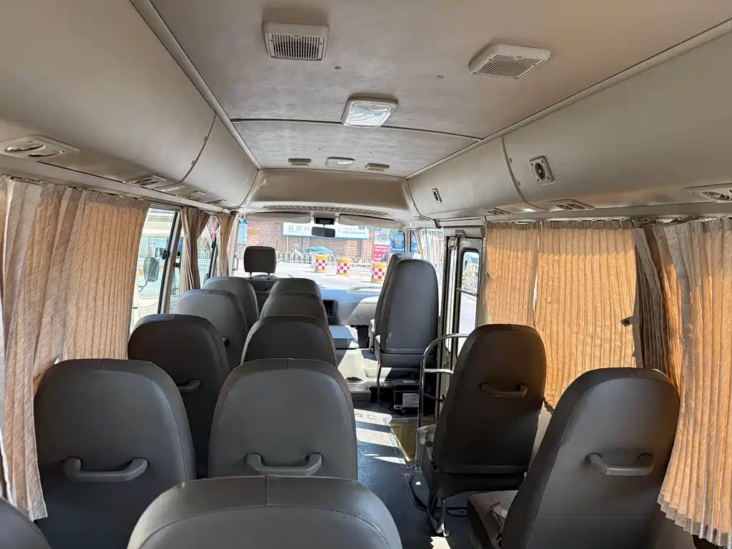 Toyota Coaster — миниатюра 10