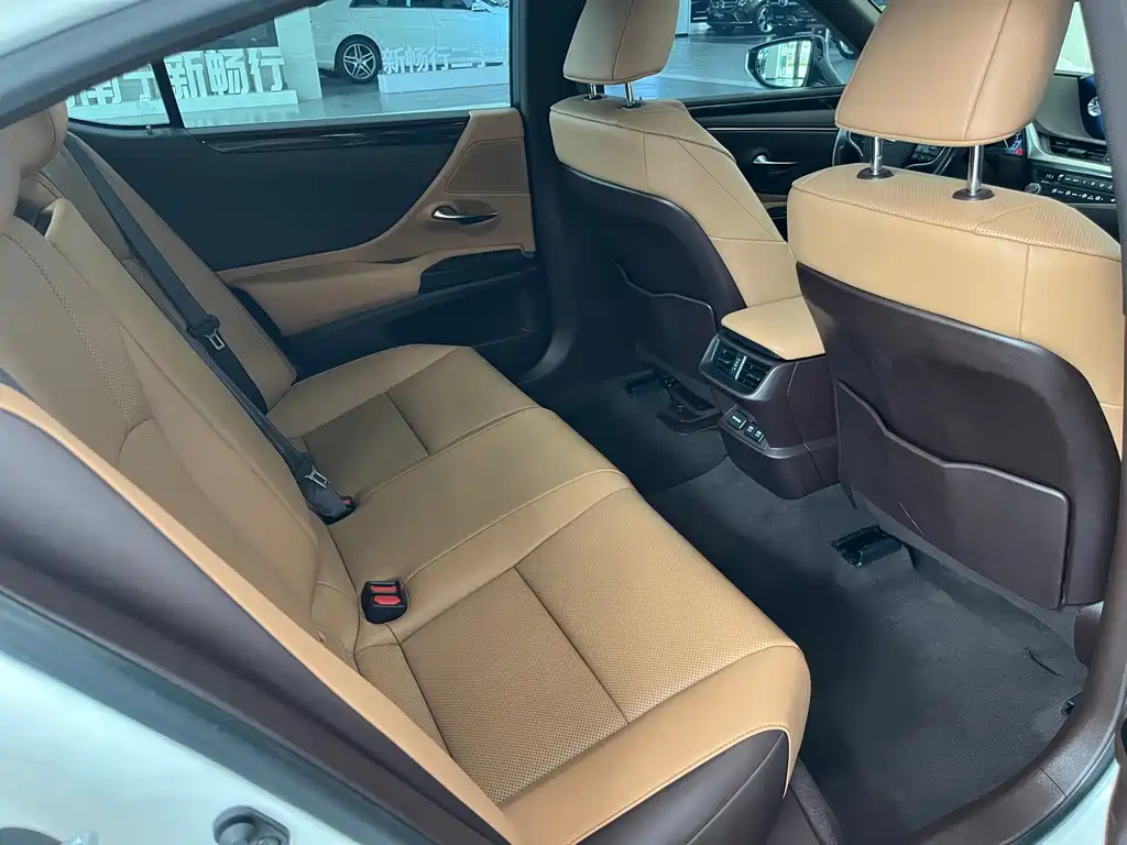Lexus ES — миниатюра 12