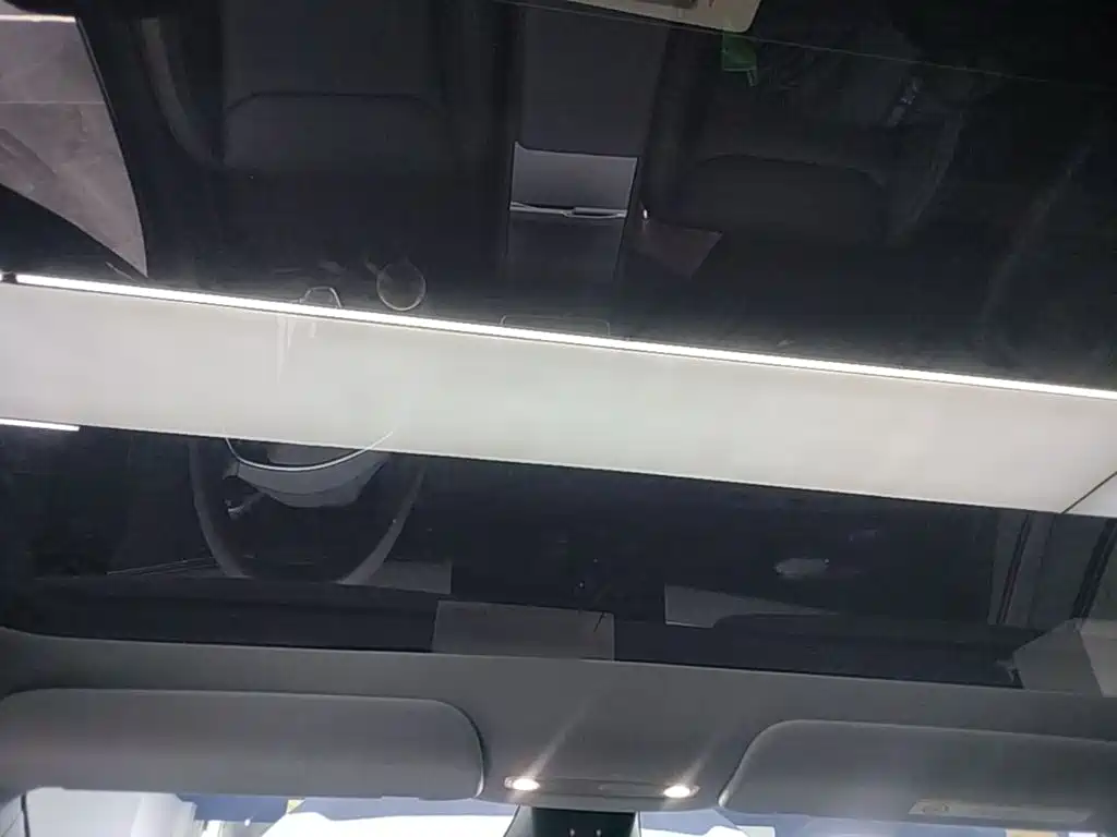 Tesla Model Y — миниатюра 18