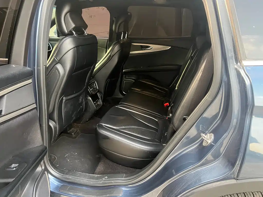 LINCOLN NAVIGATOR (IMPORT)