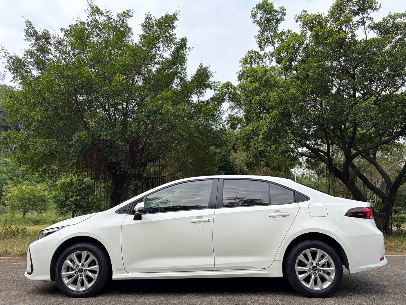 Toyota Corolla 1.2 л 2022 г. Белый, пробег 40000 км