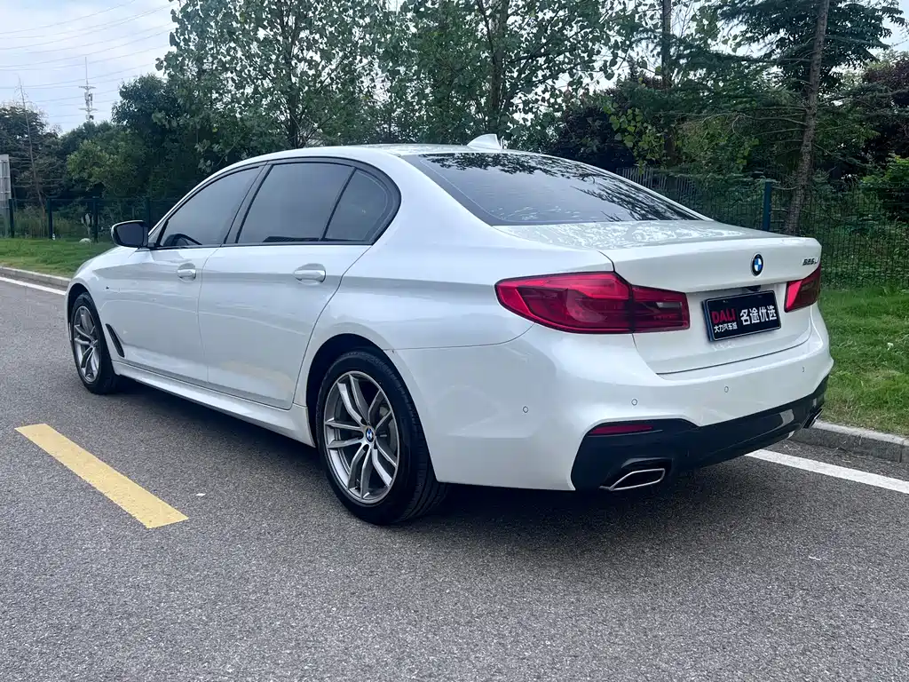 BMW 5 Series — миниатюра 7