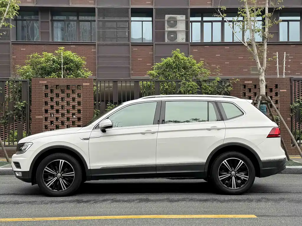 Volkswagen Tiguan L L 2020 330TSI AT Comfort VI
