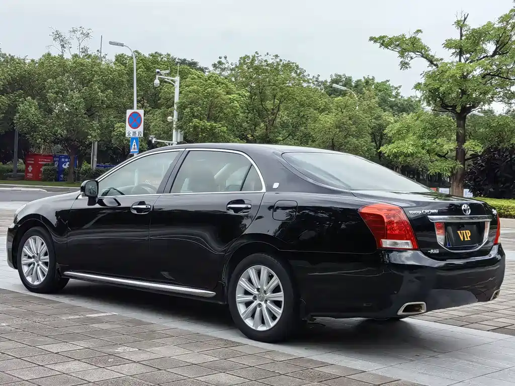 Toyota Crown — миниатюра 7