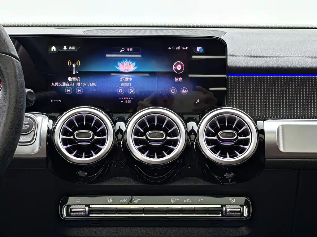 Mercedes-Benz GLB — миниатюра 8