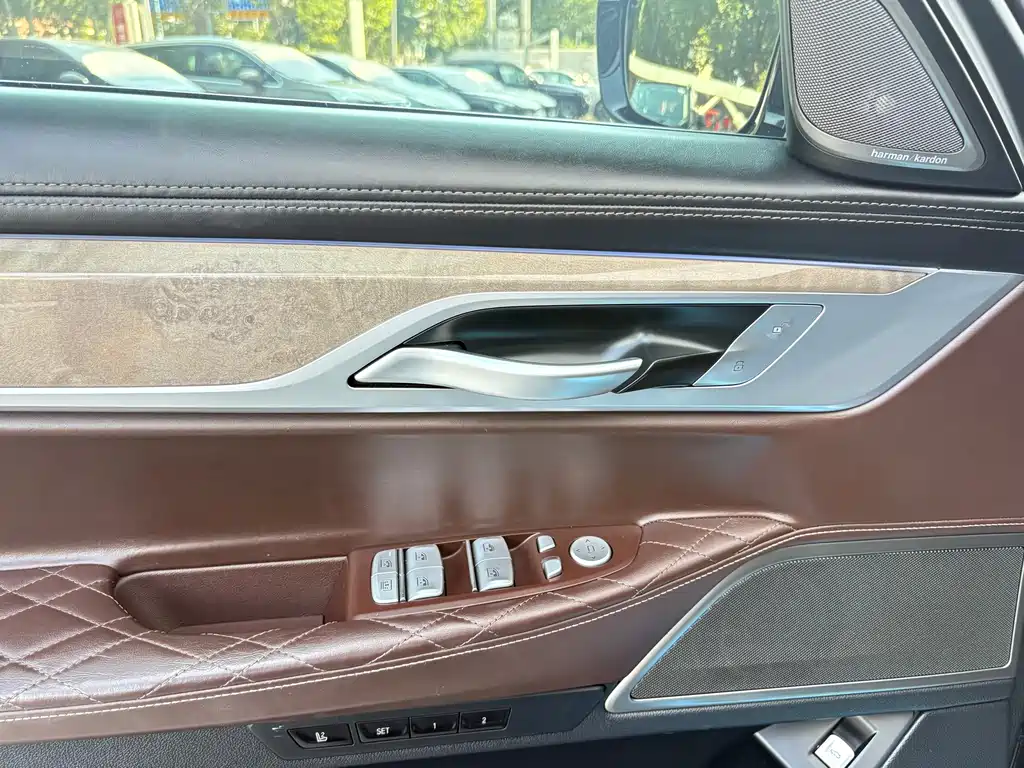 BMW 7 Series — миниатюра 6