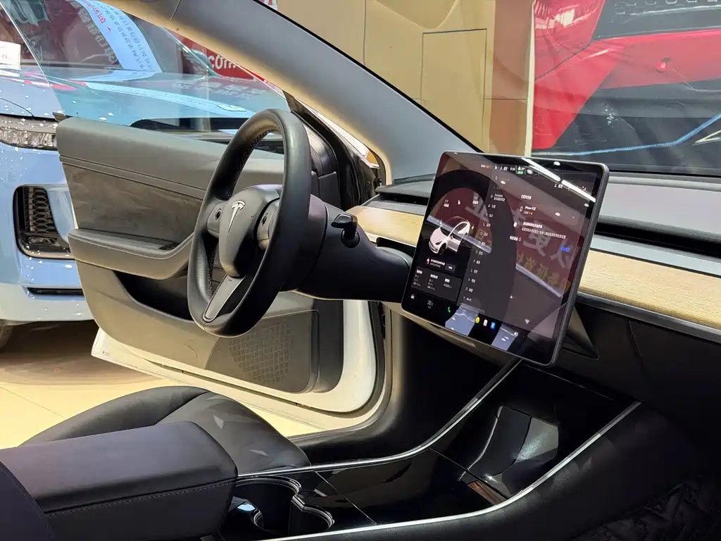 Tesla Model 3 — миниатюра 12