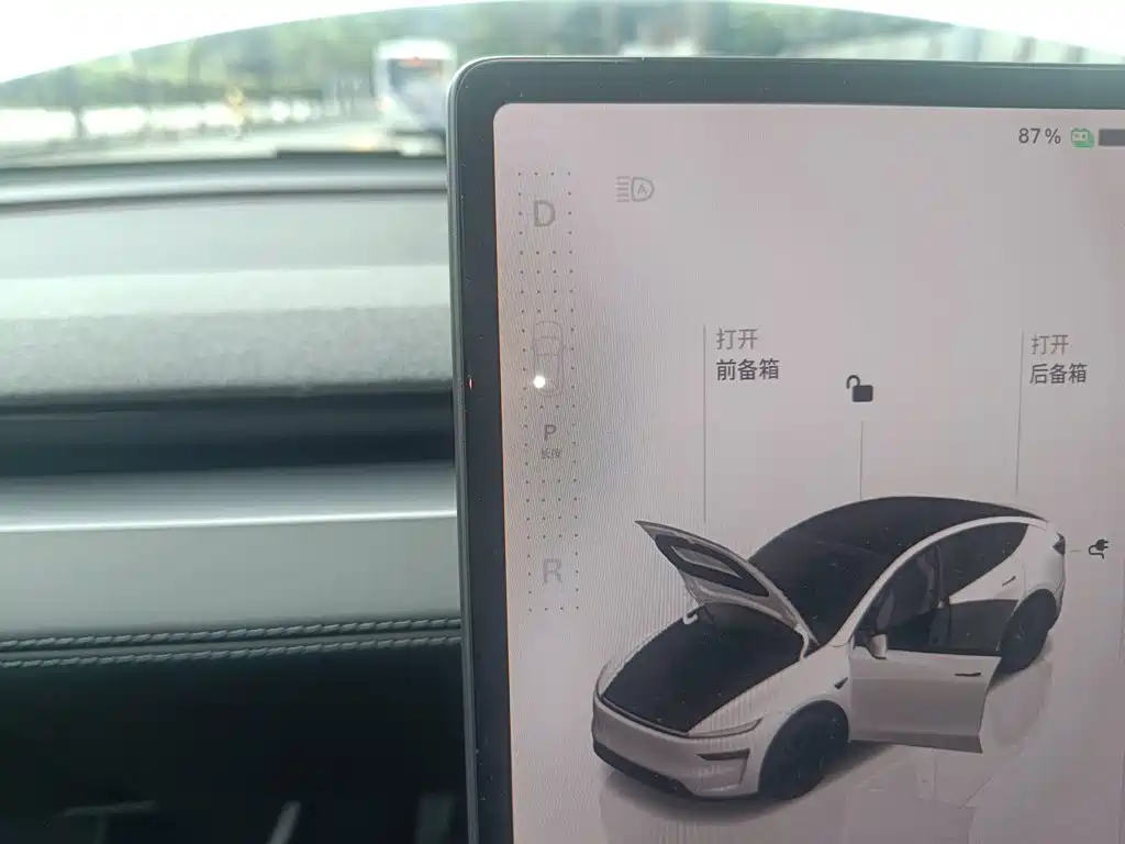 Tesla Model Y — миниатюра 15