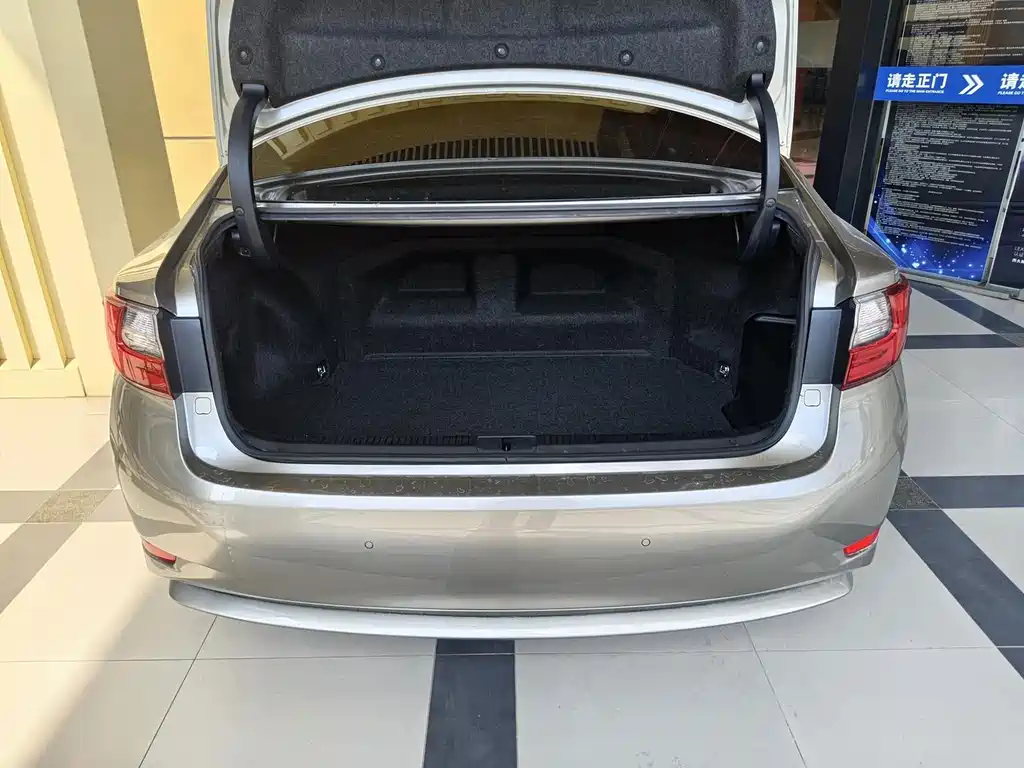 Lexus ES — миниатюра 6