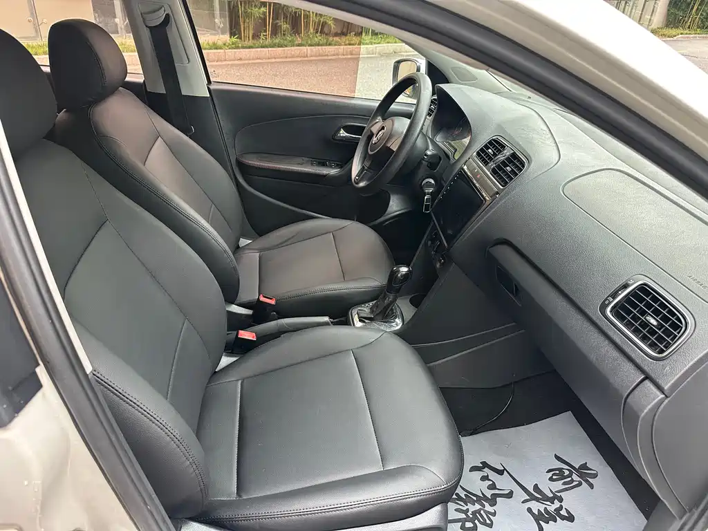 Volkswagen Polo 2013 1.6L AT Comfort