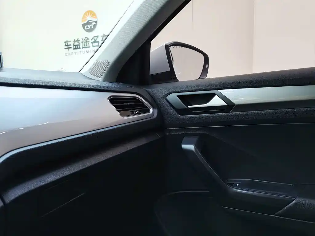 Volkswagen T-Roc — миниатюра 9